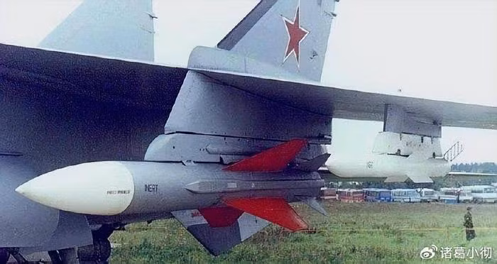 Về vũ khí, Su-34 được trang bị pháo 30mm để cận chiến hoặc tấn công mục tiêu mặt đất. Về tải trọng vũ khí, Su-34 trong một lần cất cánh, tối đa có thể lên tới 8.000 kg. Su-34 có tổng cộng 12 mấu cứng dưới cánh và bụng, có thể lắp các tên lửa không đối không, tên lửa dẫn đường bằng laser, tên lửa chống bức xạ và tên lửa không đối hạm và hiện nay là cả tên lửa hành trình tầm xa và tên lửa siêu thanh Kinzhal.