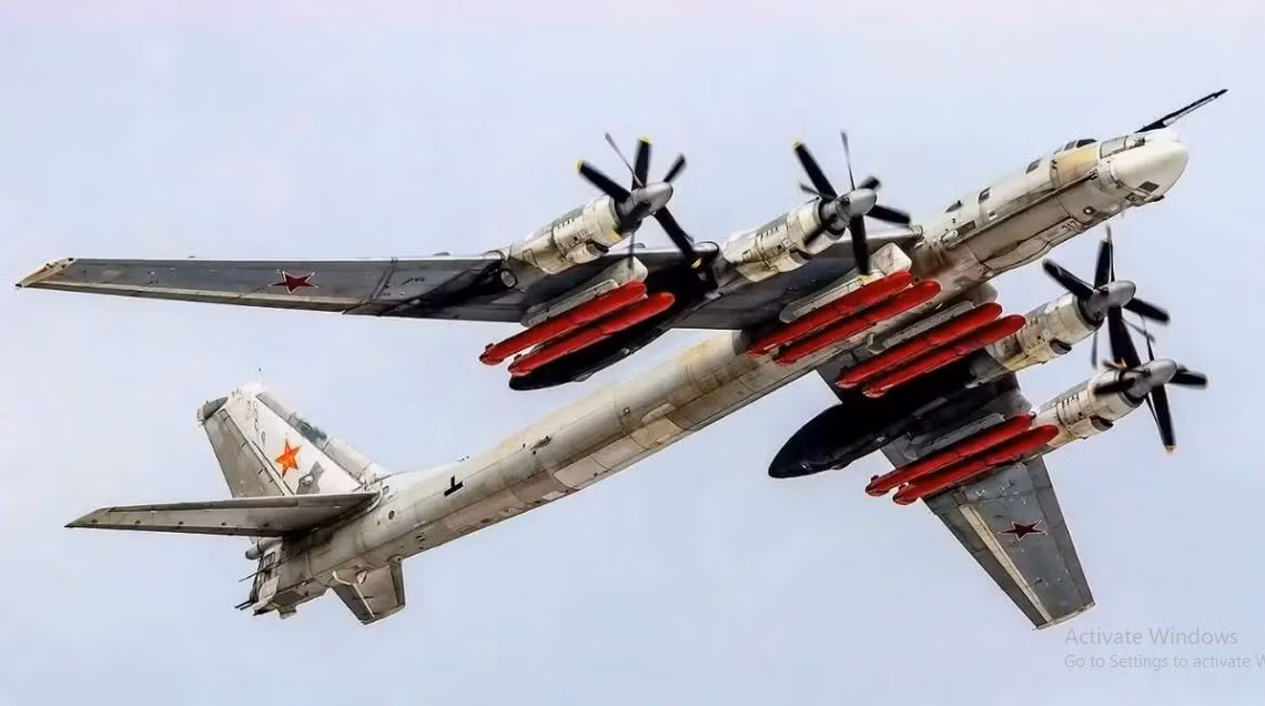 Tên lửa hành trình Kh-101 được Nga cải tiến sâu vào những năm 1990 từ tên lửa hành trình dòng Kh-55/Kh-555 thời Liên Xô, kế thừa các công nghệ hiện đại như động cơ phản lực cánh quạt treo, thùng nhiên liệu mở rộng.