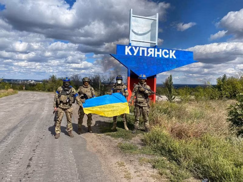 Tại Kupyansk có mạng lưới đường sắt và đường bộ trải dài theo mọi hướng; đây không chỉ là trung tâm huyết mạch để phân phối hậu cần, mà còn là trung tâm chính để chuyển quân. Đối với Ukraine, Kupyansk là rào cản không thể xuyên thủng; đối với Nga, đây là cửa ngõ vào tỉnh Kharkov của Ukraine. 