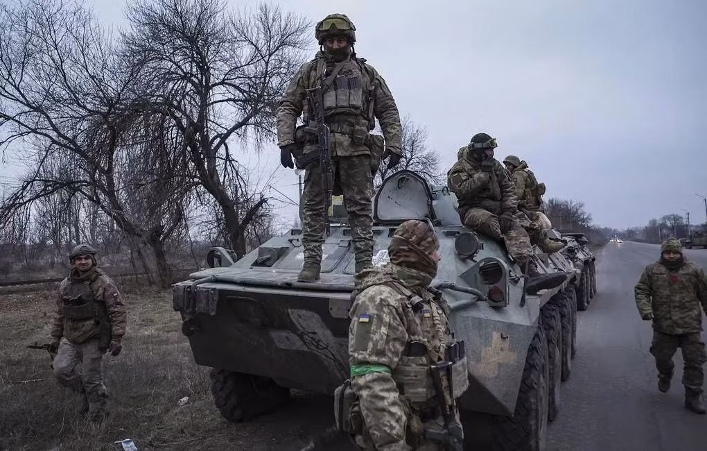 Hiện Quân đội Ukraine đã tập hợp một số lượng lớn quân chủ lực để chuẩn bị cho một cuộc phản công. Lãnh đạo Ukraine không muốn mất Bakhmut và vẫn đang đánh một canh bạc cuối cùng, để cố gắng xoay chuyển tình thế. Nhưng đây cũng là cơ hội để Quân đội Nga tiêu diệt quân Ukraine.