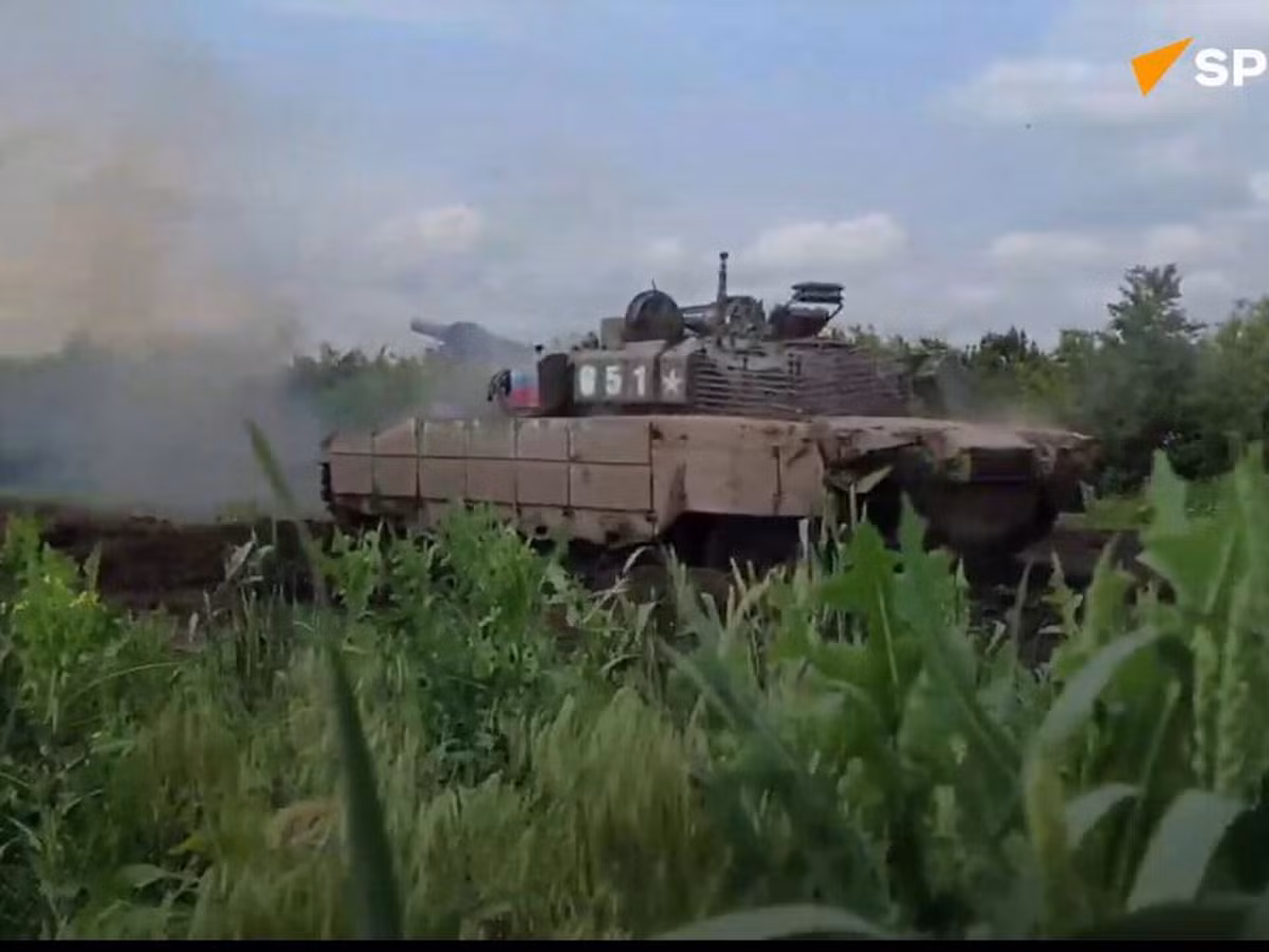 Các đơn vị của Cụm Vostok của Quân đội Nga tại nam Donetsk được trang bị xe tăng T-80BVM, được cho là đã chặn một cuộc tấn công của Ukraine dọc theo một phần của mặt trận nam Donetsk. Trước đó các hoạt động trinh sát của Cụm Vostok đã xác định được lực lượng Ukraine đang tập trung chuẩn bị cho một cuộc tấn công trong khu vực này.