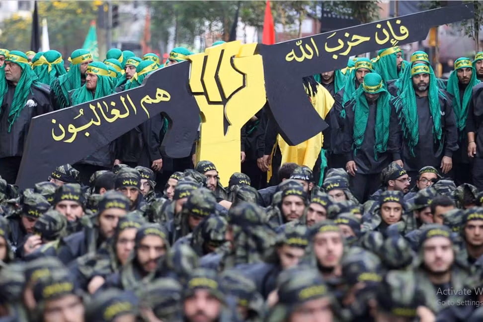 Chưa hết, đối thủ mà Israel thực sự e ngại đó chính là lực lượng vũ trang Hezbollah của Liban. Hezbollah nhiệt tình cổ vũ cuộc tấn công của Hamas và tuyên bố: "Súng và tên lửa của chúng tôi ở bên các bạn". Cùng với đó, Hezbollah đã bắn hàng chục quả rocket vào các vị trí của Israel và quân đội Israel ngay lập tức đáp trả. 