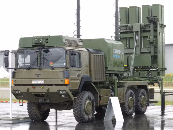 Trong những ngày đầu của cuộc xung đột Nga-Ukraine, Không quân Nga đã kiểm soát ưu thế trên không của Ukraine với lợi thế lớn, nhưng hệ thống phòng không tiên tiến do phương Tây cung cấp, đã tăng gấp đôi sức ép lên Không quân Nga, và ưu thế trên không của Nga đang dần suy yếu. 