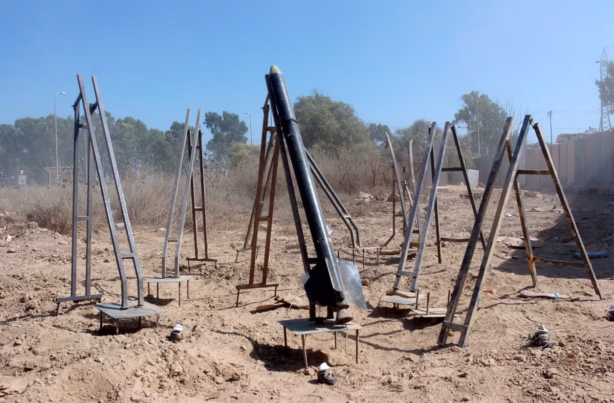 Tên lửa đơn giản trước đây có tên là Qassam, thực chất là một cánh đuôi được hàn vào một ống thép rồi nhồi đầy thuốc phóng và chất nổ tự chế; tên lửa được phóng từ một bệ phóng đơn giản được hàn bằng những thanh sắt V. Bộ Quốc phòng Israel bình luận về tên lửa Qassam năm 2006: "Nó giống một mối đe dọa tâm lý hơn là một mối đe dọa vật chất".