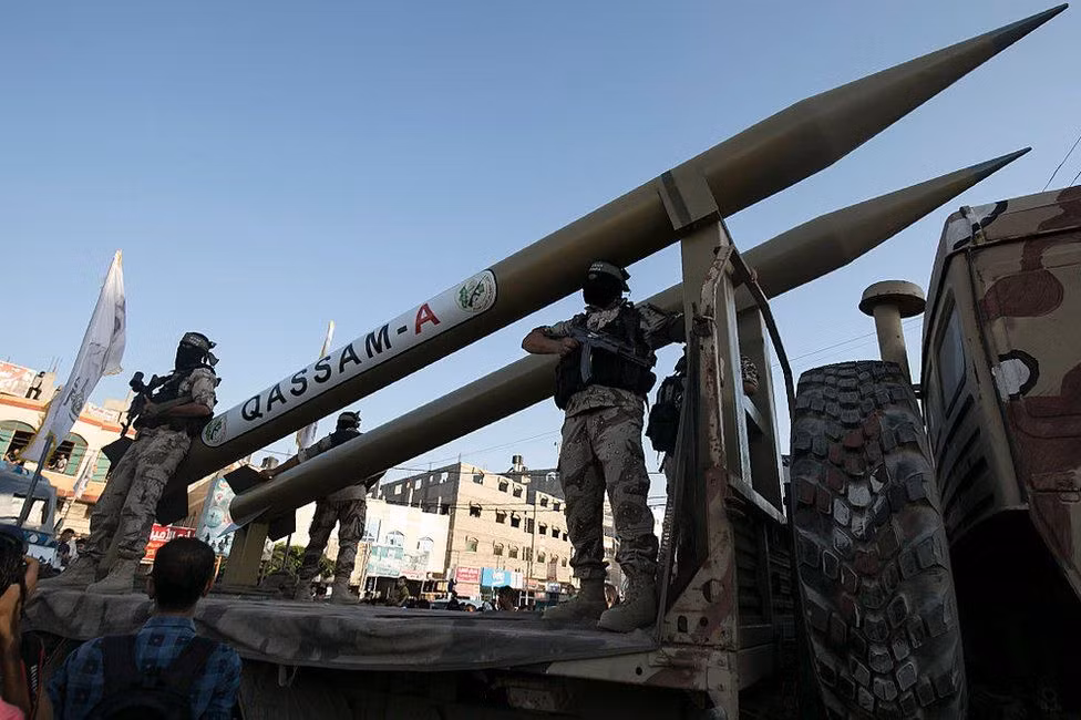 Nhưng trong cuộc tấn công này, theo hãng tin AP của Pháp, quân đội Israel cho biết, Hamas đã bắn hơn 3.500 quả rocket suốt cả ngày. Còn hãng tin Mỹ CNN cho biết, chỉ huy quân sự Hamas là Mohammed Deif phát biểu, tổ chức này "nhắm vào các vị trí, sân bay và vị trí quân sự của kẻ thù bằng 5.000 quả rocket". 