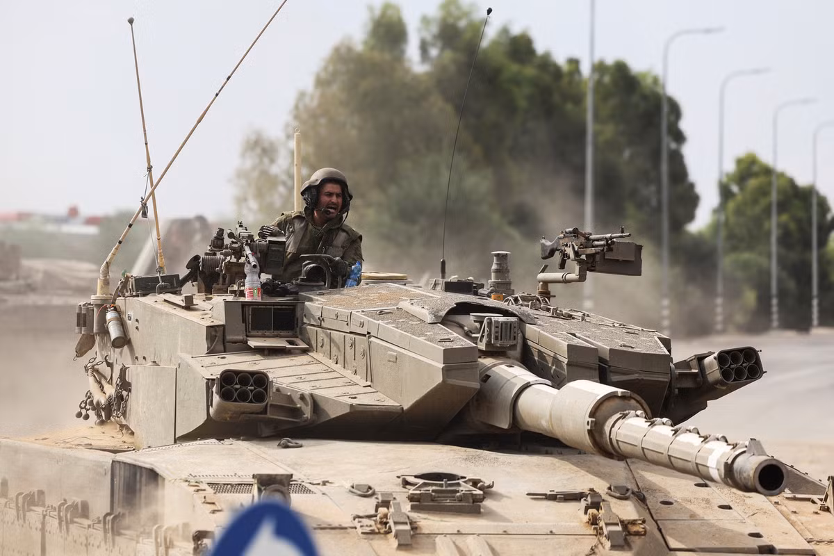 Bên cạnh đó, cuộc tấn công bất ngờ của Hamas, vũ khí công nghệ cao của Israel dường như không phát huy tác dụng như được quảng cáo trước đó. Hệ thống bảo vệ tích cực Trophy trên xe tăng Merkava không hoạt động kém hiệu quả.