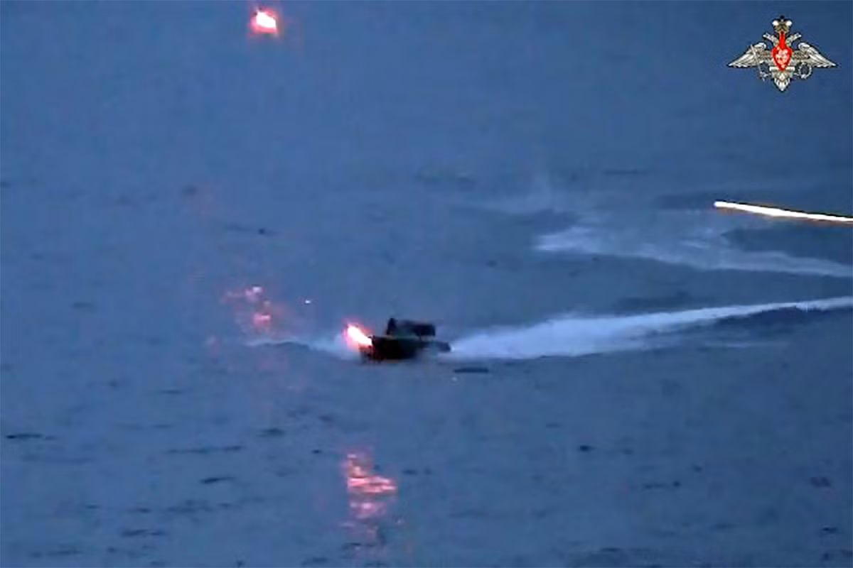 Rạng sáng ngày 30/8, Bộ Quốc phòng Nga ra tuyên bố chính thức thông báo về một hoạt động quân sự quan trọng do Hạm đội Biển Đen tiến hành; đó là đánh chìm 4 tàu cao tốc, được cho là chở tới 50 nhân viên lực lượng đặc biệt Ukraine trên Biển Đen. Tuy nhiên, Bộ Quốc phòng Nga không tiết lộ tọa độ địa lý chính xác của cuộc giao tranh này. 