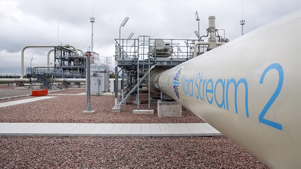 Về khí đốt, Đức đã ngừng đường ống dẫn khí đốt tự nhiên Nord Stream 2 và EU đã quyết định loại bỏ năng lượng của Nga vào năm 2027, để không còn phụ thuộc vào Nga. Anh và Mỹ thậm chí đã ngừng nhập khẩu dầu thô của Nga và cân nhắc ngừng nhập cả uranium, nguyên liệu cho các nhà máy điện hạt nhân.