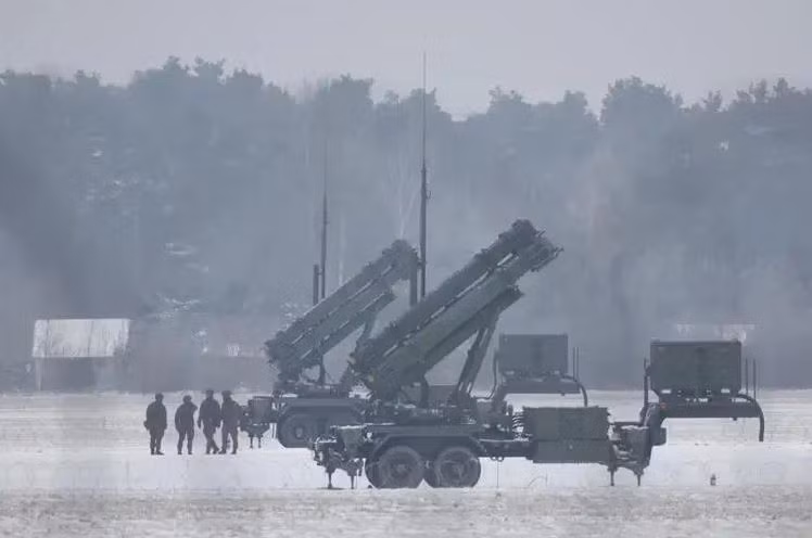 Để hạn chế việc ném bom của Không quân Nga, Quân đội Ukraine đã mạo hiểm triển khai một số hệ thống phòng không tầm xa Patriot tới sát khu vực chiến tuyến. Nhưng Quân đội Nga đã tăng cường truy lùng và tấn công chuyên sâu, khiến các hệ thống phòng không này chịu nhiều thiệt hại.