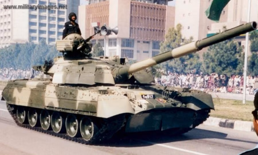Tuy nhiên, điều ít được biết đến là Pakistan đã sở hữu được loại xe tăng chủ lực mạnh nhất từ đối thủ lâu đời là Liên Xô, đó là xe tăng chiến đấu chủ lực T-80, một thời là “báu vật” của Liên Xô. Hiện T-80 vẫn là lực lượng tinh nhuệ trong các đơn vị thiết giáp của Pakistan.
