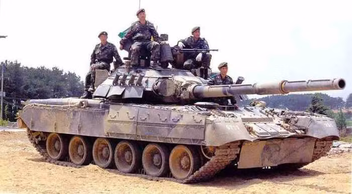 Sau đó cả Triều Tiên và Hàn Quốc đều mua được “quốc bảo” T-80, lần lượt từ Belarus và Nga; mặc dù trước đây họ chỉ làm vậy với mục đích nghiên cứu cải tiến các thiết kế xe tăng bản địa của họ. Anh và Trung Quốc cũng được cho là đã mua T-80 với số lượng hạn chế, để nghiên cứu thiết kế.