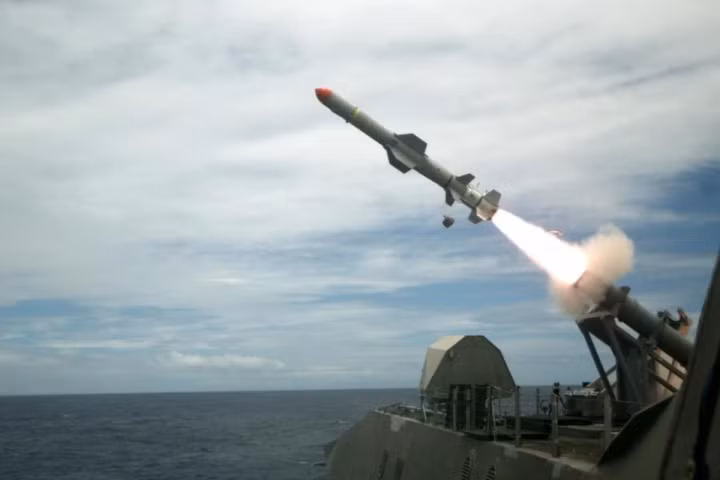 Theo tờ LaPlante, để có tên lửa viện trợ cho Ukraine, Mỹ đã mua các bệ phóng Harpoon thông qua quy trình đấu thầu “Yêu cầu Thông tin (RFI)”. Việc mua sắm nhanh chóng được kết thúc trong 60 ngày thông qua một cuộc đối thoại tăng cường. Hợp đồng yêu cầu các khả năng được cung cấp trong phạm vi 30, 60 và 90 ngày. 