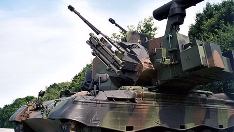 Quá trình này thậm chí được cho là sẽ kéo dài hơn đối với Ukraine, nơi binh lính của họ sẽ phải định hướng lại từ việc sử dụng các loại vũ khí có ảnh hưởng từ thời Liên Xô, sang các loại vũ khí mới hơn của phương Tây, vốn có thiết kế và triết lý hoạt động hoàn toàn khác.