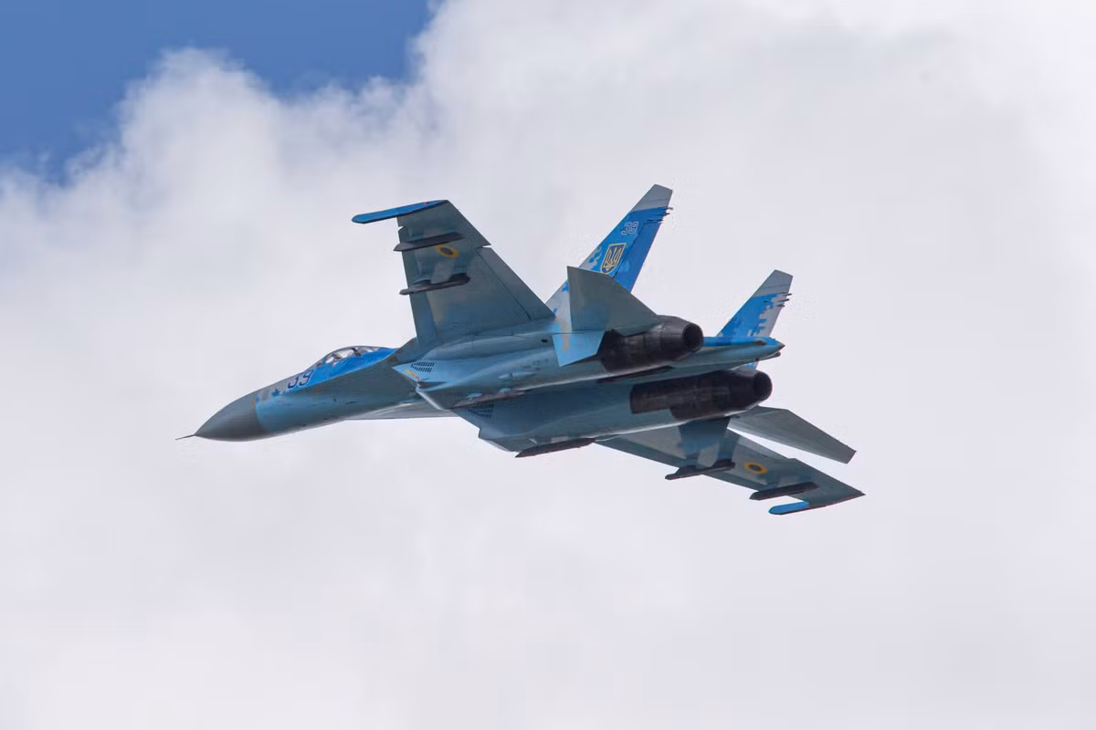 Các thiết bị dò tìm radar bán chủ động trang bị trên vũ khí của Ukraine. Yêu cầu phải được dẫn đường đến mục tiêu, do đó buộc phi công phải giữ nguyên đường bay, thậm chí bay thẳng; nếu không khi quay mũi máy bay đi, sẽ khiến tên lửa bay chệch hướng. Do vậy khoảng cách giữa máy bay Ukraine và máy bay Nga gần lại và có nguy cơ bị bắn trả.