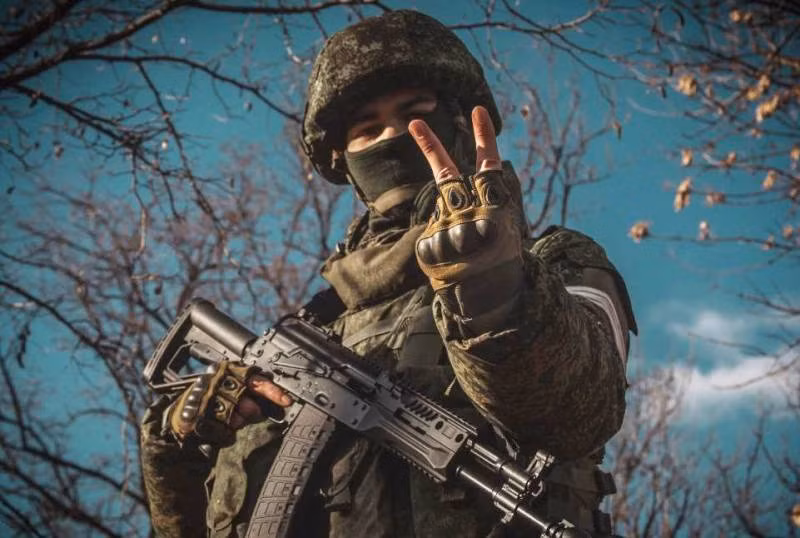 Lực lượng vũ trang Ukraine phòng thủ ở phía tây đường giới tuyến, trước kia được phía Ukraine xây dựng trận địa phòng ngự kiên cố. Nhưng hiện nay các điểm chốt phòng ngự của Quân đội Ukraine ở Severodonetsk và Lisichansk đang bị quân Nga bao vây, và được chia cắt thành các nhóm nhỏ để dễ tiêu diệt.