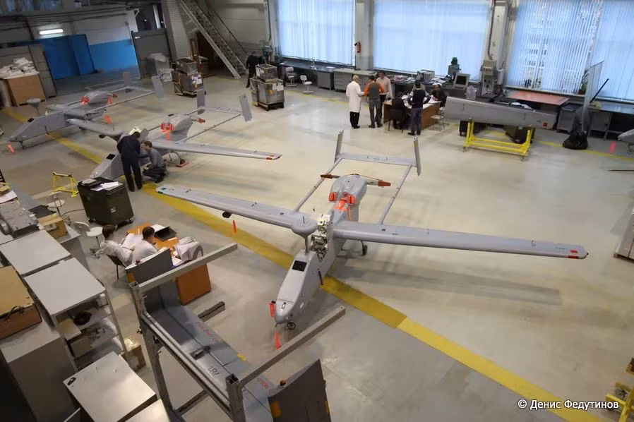 Quay trở lại với UAV Outpost, mặc dù không có sự giúp đỡ của Israel, nhưng phiên bản UAV Outpost-R đã được trang bị động cơ, hệ thống quan sát quang điện, thiết bị điện tử, điều khiển, liên kết dữ liệu “đều do Nga sản xuất”?