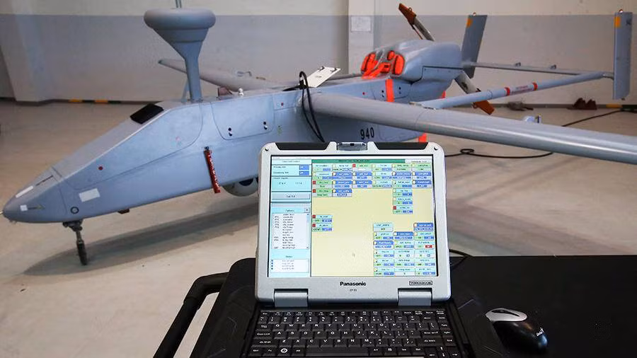 Trên thực tế, UAV Outpost là bản sao của UAV Searcher II của Israel, nhưng đã được Nga nội địa hóa. Đặc biệt là sau khi quan hệ giữa Nga và phương Tây xấu đi từ năm 2014, thì vào năm 2016, Israel được cho đã chịu áp lực của Mỹ, khiến họ phải dừng chuyển linh kiện sản xuất UAV Searcher II cho Nga.