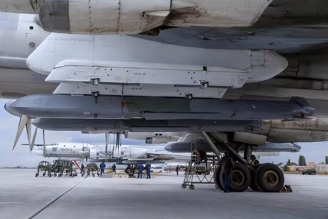Điều đáng chú ý là quân đội Nga gần đây đã sử dụng tên lửa hành trình Kh-55 và quân đội Ukraine đã phát hiện ra ít nhất quả tên lửa Kh-55 được sản xuất tại chính Ukraine. Đây là những tên lửa hành trình tầm xa, được sản xuất dưới thời Liên Xô, vốn được sử dụng cho các cuộc tấn công hạt nhân, hiện nay được Nga sử dụng cho tấn công mục tiêu thông thường.