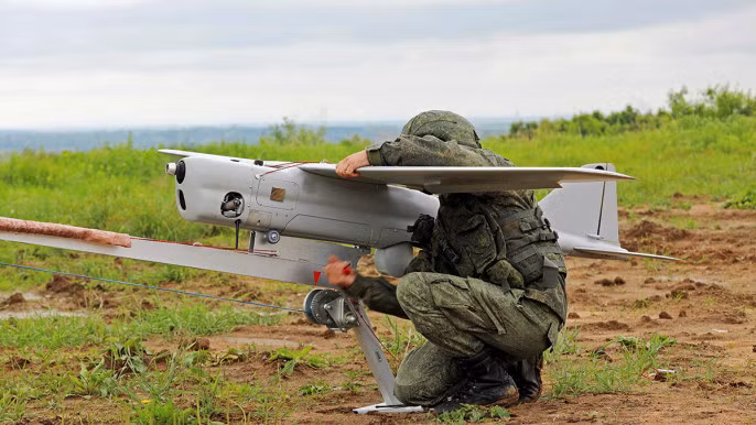 Lý do UAV Orion ít xuất hiện trên chiến trường Ukraine có thể do số lượng loại UAV này của Nga không nhiều. Bên cạnh đó UAV này cũng không quá nổi bật về khả năng trinh sát so với UAV chiến thuật được Nga sử dụng nhiều như Oral-10, trong khi giá thành đắt hơn vài chục lần.