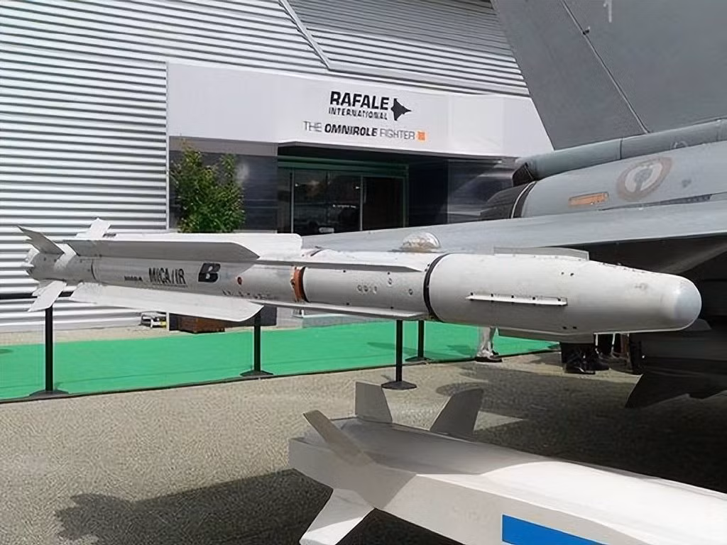 MICA là viết tắt của cụm từ tiếng Pháp Missile d'Interception et de Combat Aérien, nghĩa là “Tên lửa đánh chặn và tác chiến trên không”, nhằm trang bị cho các máy bay chiến đấu phiên bản không quân và hải quân.