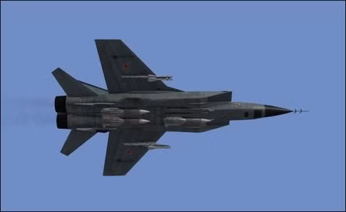 Đặc biệt, radar điều khiển hỏa lực Bunker-M trang bị trên tiêm kích MiG-31BM mới nhất, có thể phát hiện mục tiêu trong phạm vi 320 km, điều khiển tên lửa tấn công 8 mục tiêu cùng lúc. Tên lửa không đối không tầm xa R-37M trang bị trên MiG-31 có thể tiêu diệt mục tiêu máy bay, tên lửa hành trình hoặc UAV trong phạm vi 300 km. MiG-31BM thực chất là bệ phóng tên lửa phòng không cơ động trên không của Nga, nó có thể tìm kiếm và phát hiện các mục tiêu đối phương trên phạm vi rộng để đánh chặn và tấn công sớm. 