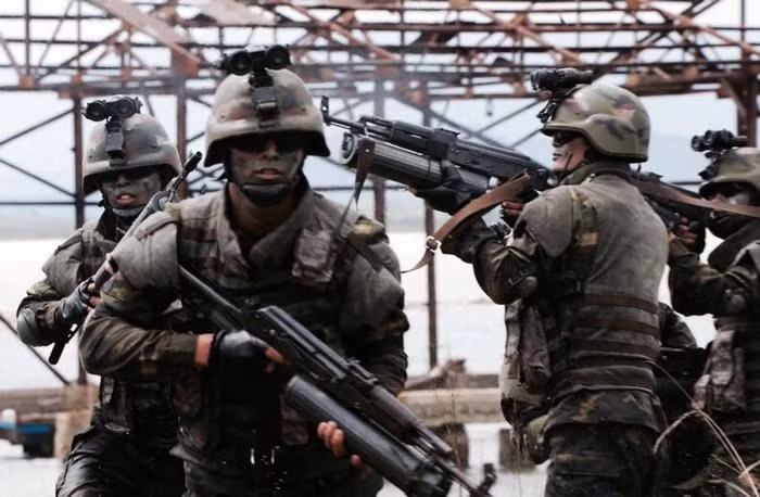 Theo kênh Deep State của Ukraine, trên chiến trường Ukraine, lính Triều Tiên cũng có tính độc lập của riêng họ; các đơn vị Triều Tiên và Nga chỉ phối hợp tác chiến cùng nhau, chứ quân đội của hai nước không trộn lẫn.