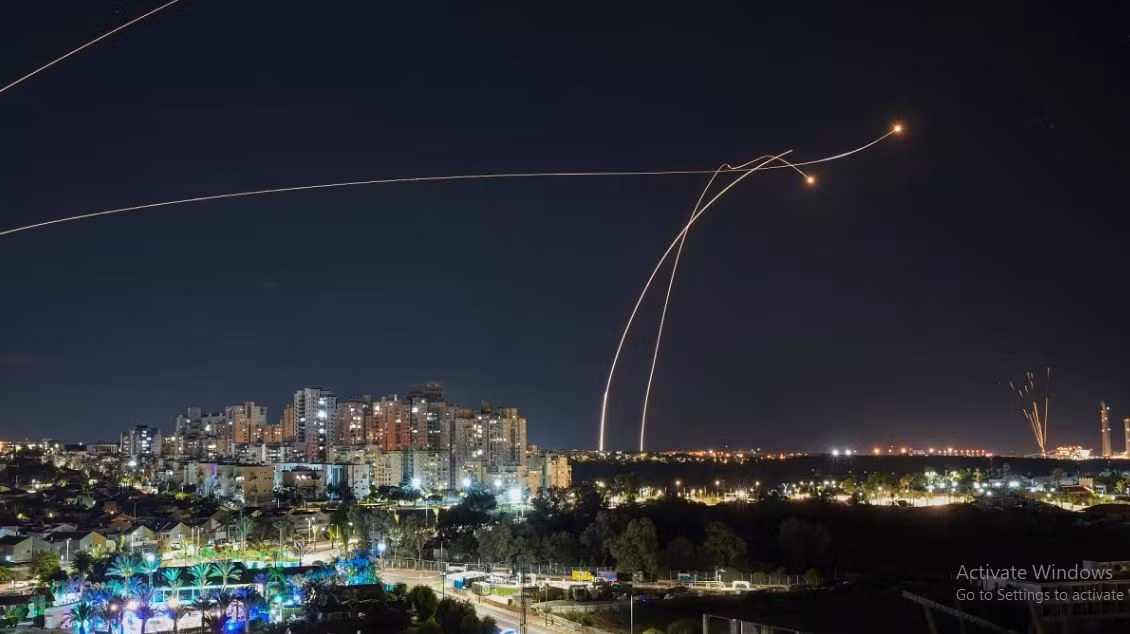 Israel và Hezbollah đã tấn công lẫn nhau bằng hỏa lực từ tháng 10 năm ngoái. Sự leo thang này được kích hoạt bởi sự phản đối của Hezbollah chống lại các hành động quân sự của Israel ở Dải Gaza , khiến hơn 36.000 người thương vong. Vụ phá hủy khẩu đội Iron Dome gần đây xảy ra vào thời điểm căng thẳng, đẩy mâu thuẫn giữa Hezbollah và Israel lên tầm cao mới. (Nguồn ảnh: X, bulgarianmilitary, Al Jazeera).