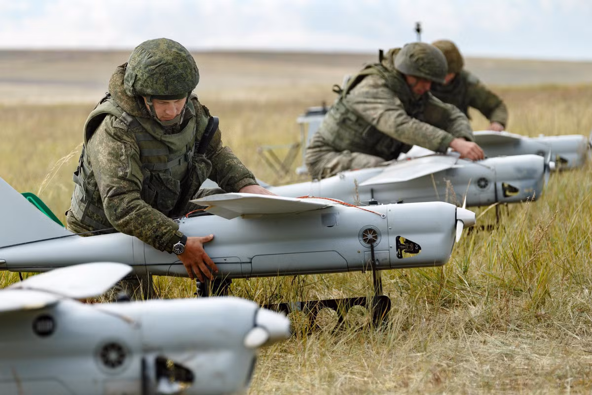 Việc sử dụng UAV Orlan-10 cùng với hệ thống tác chiến điện tử Leer-3 cho thấy, Quân đội Nga đang cố gắng gây nhiễu thông tin liên lạc ở các khu vực xung yếu. Theo cách này, hiệu quả của hệ thống chỉ huy Ukraine, cũng như việc quản lý quân đội và hệ thống vũ khí sẽ bị giảm sút.