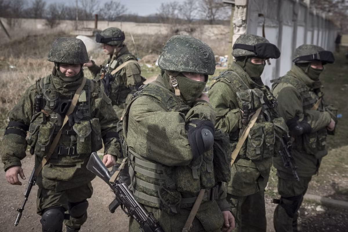Lực lượng đặc biệt của Nga đã đóng một vai trò quan trọng trong cuộc chiến tại Ukraine năm 2014; đặc biệt là việc chiếm bán đảo Crimea khi lực lượng đặc biệt của Nga là lực lượng chủ chốt giải giáp Quân đội Ukraine tại đây. Họ là những người đàn ông mặc quần áo “màu xanh lá cây nhỏ”.