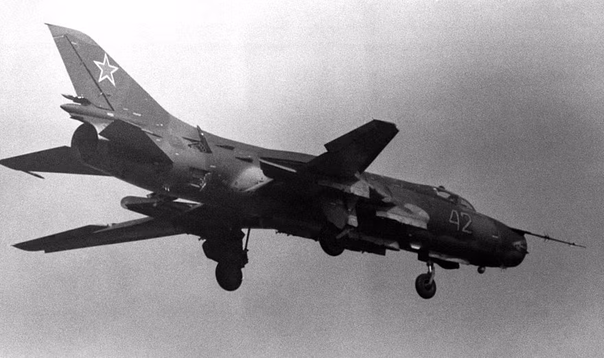 May mắn thay, phi công người Tiệp Khắc, điều khiển chiếc Su-7BKL là Kapitán F. Kružík đã kịp nhảy dù tiếp đất an toàn; máy bay bị phá hủy hoàn toàn. Nguồn ảnh: Pinterest.