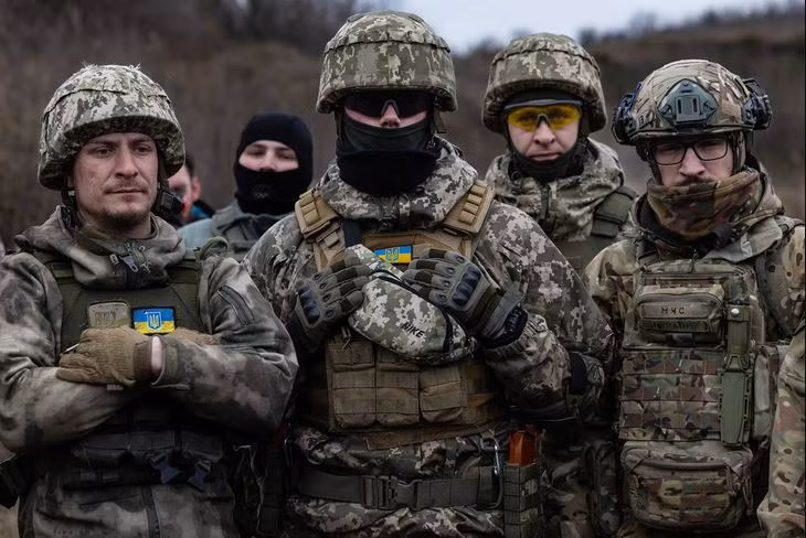 Binh sĩ Ukraine chiến đấu trong khu vực xác nhận rằng, các đơn vị dự bị đã được tăng viện đến Kharkov. Tờ EL PAÍS của Tây Ban Nha đã xác nhận rằng, có ít nhất hai lữ đoàn đang chiến đấu trên mặt trận Donetsk cũng đã được tăng viện cho mặt trận Donetsk.