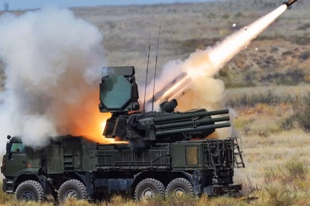 Các hệ thống phòng không di động Pantsir-S, cơ động bảo vệ đội hình chiến đấu của Quân đội Nga trong chiến dịch quân sự đặc biệt ở Ukraine, đã tiêu diệt một máy bay không người lái (UAV) Bayraktar TB2 của Quân đội Ukraine, ở vùng Chernihiv.