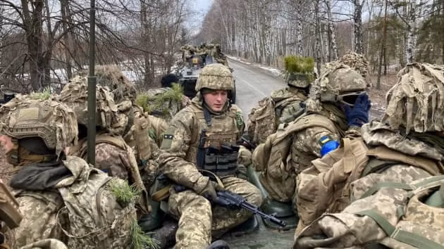 Chính quyền Ukraine đã tỏ ra rất thất vọng trước những lời hứa hẹn của Mỹ và đồng minh, nhưng cũng không thể làm gì hơn. Hiện tại quân đội Ukraine chỉ có thể cầm cự trong các thành phố, lẩn trốn trong các khu dân cư để hạn chế bị không quân Nga tấn công.