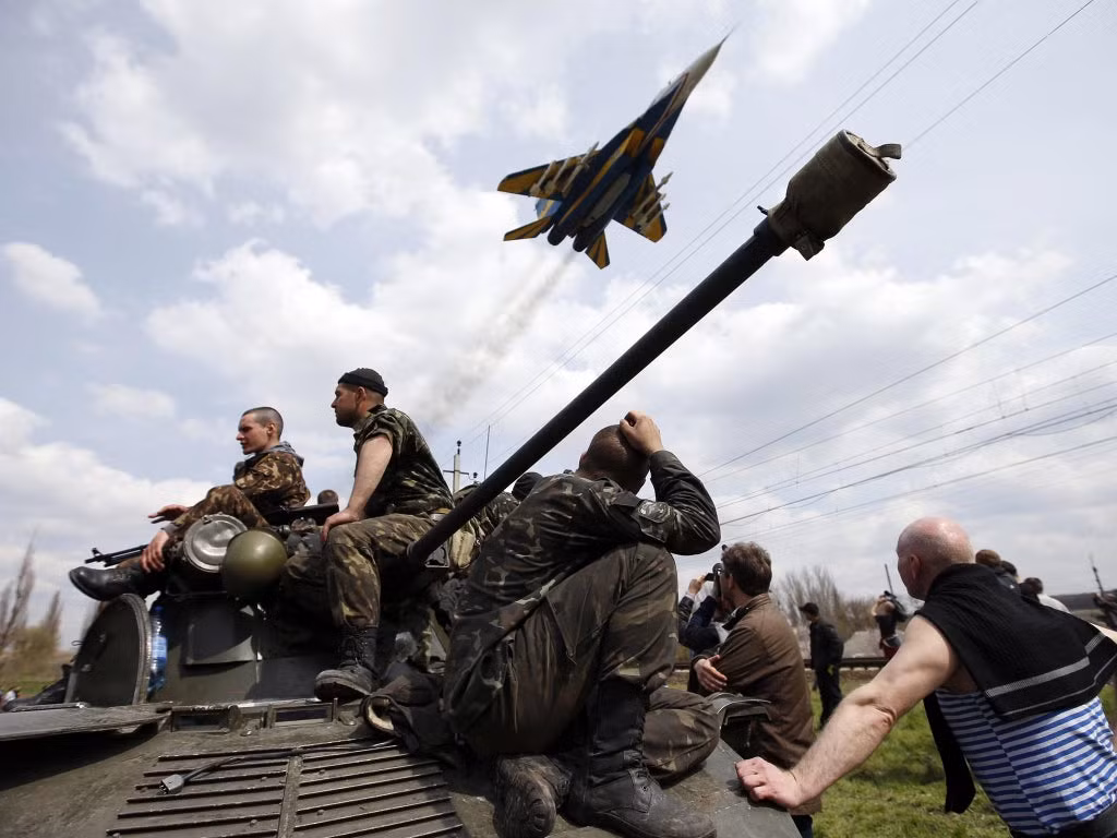 Một số chuyên gia đã lý giải cho việc tại sao Mỹ và NATO không thiết lập vùng cấm bay ở Ukraine. Thứ nhất, muốn thiết lập vùng cấm bay ở Ukraine, thì Mỹ và NATO phải điều máy bay chiến đấu đến Ukraine và cho phép các máy bay này bắn hạ máy bay chiến đấu của Nga. Và khi đó sẽ nổ ra một cuộc xung đột quy mô lớn hơn và rất có thể dẫn đến chiến tranh thế giới thứ III.