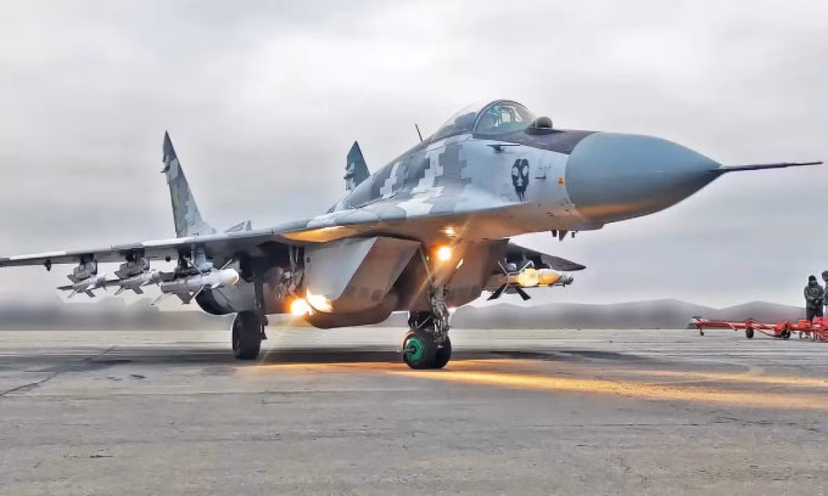 Dù phải đối mặt với nhiều thách thức, khó khăn nhưng Không quân Ukraine vẫn đứng vững trên chiến trường, chiến đấu bảo vệ không phận và toàn vẹn lãnh thổ của đất nước và là bài học kinh nghiệm cho các quốc gia có lực lượng không quân nhỏ trong cuộc chiến trong tương lai. (Nguồn ảnh: Kyiv Independent, Ukrinform, CNN).