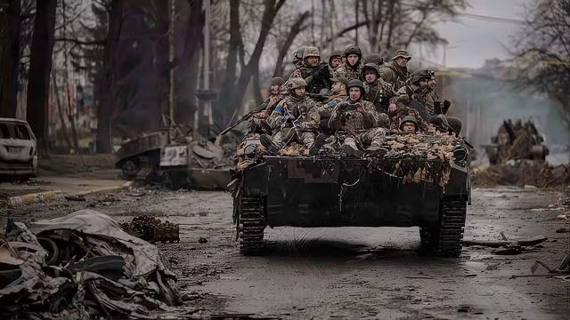 Mùa thu năm ngoái, quân đội Ukraine đã tiến hành một cuộc phản công đánh bật quân Nga và đã tái chiếm lại một vùng lãnh thổ rộng lớn. Tuy nhiên, có thể là quân đội Ukraine bị thương vong quá nhiều trong cuộc phản công, hoặc có thể là chỉ huy cấp cao của quân đội Ukraine đã bị cầm chân tại mặt trận Bakhmut và không thể giành lại thế chủ động trên chiến trường.
