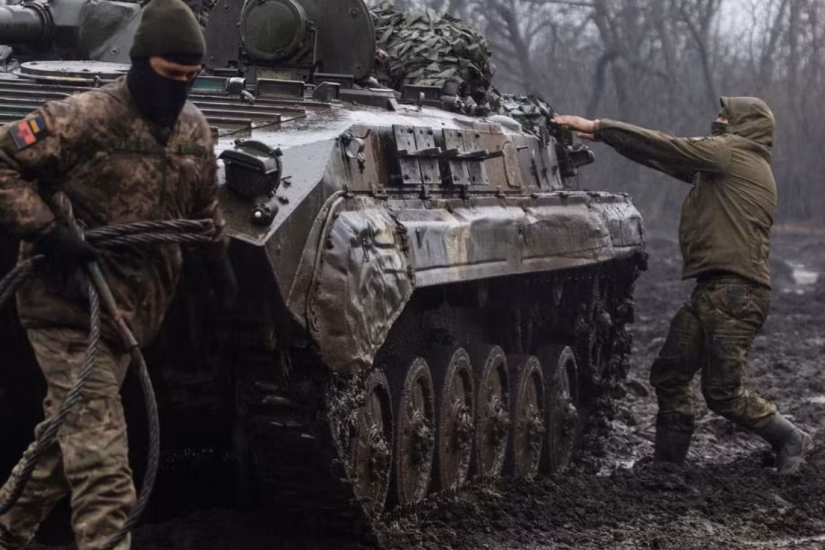 Chỉ là do sai lầm trong quyết định, Quân đội Ukraine đã vội vã cho nổ tung một số cây cầu trên kênh đào Donbass theo lệnh rút lui khỏi Bakhmut trước đó, và giờ đây nó đã trở thành “nút thắt cổ chai”, hạn chế việc vận chuyển vũ khí trang bị và quân số của Quân đội Ukraine quay trở lại Bakhmut. 
