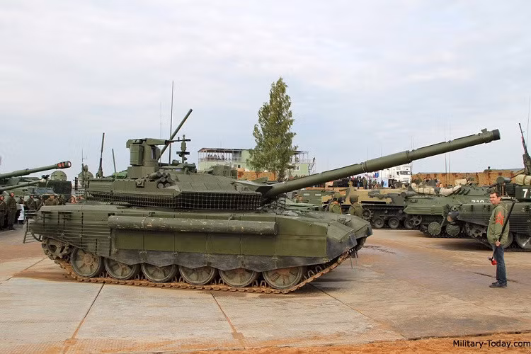 Tất nhiên, điều này cũng khiến quân đội Ukraine khó có được kết quả tiêu diệt hoặc bắt sống xe tăng T-90M của Nga. Theo chuyên gia Ukraine, không phải xe tăng T-90M khó đối phó, mà là nó “rất hiếm khi xuất hiện ở tiền tuyến”; nên quân đội Ukraine không có cơ hội. 