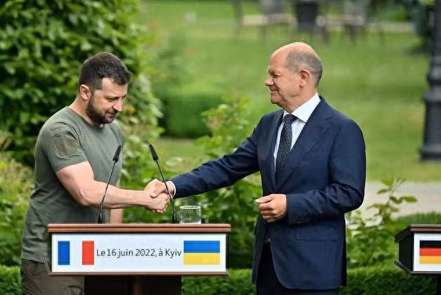 Bà Merkel, ông Schroeder, Lambrecht và những người khác đã thể hiện rõ ràng thế lực thân Nga trên chính trường Đức. Mặc dù có thông tin cho rằng, hầu hết các thành viên cấp cao của chính phủ Đức đều ủng hộ việc hỗ trợ Ukraine tên lửa hành trình Taurus; nhưng Thủ tướng Đức Scholz vẫn phải đối mặt với rất nhiều áp lực.