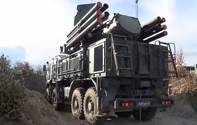 Mặt khác các chuyên gia chú ý đến thực tế là, nếu Quân đội Ukraine cố gắng tấn công Donbass, nơi có hàng trăm nghìn công dân Nga sinh sống, thì Moscow có thể thay đổi quyết định và có những hành động bảo vệ cho công dân của họ.