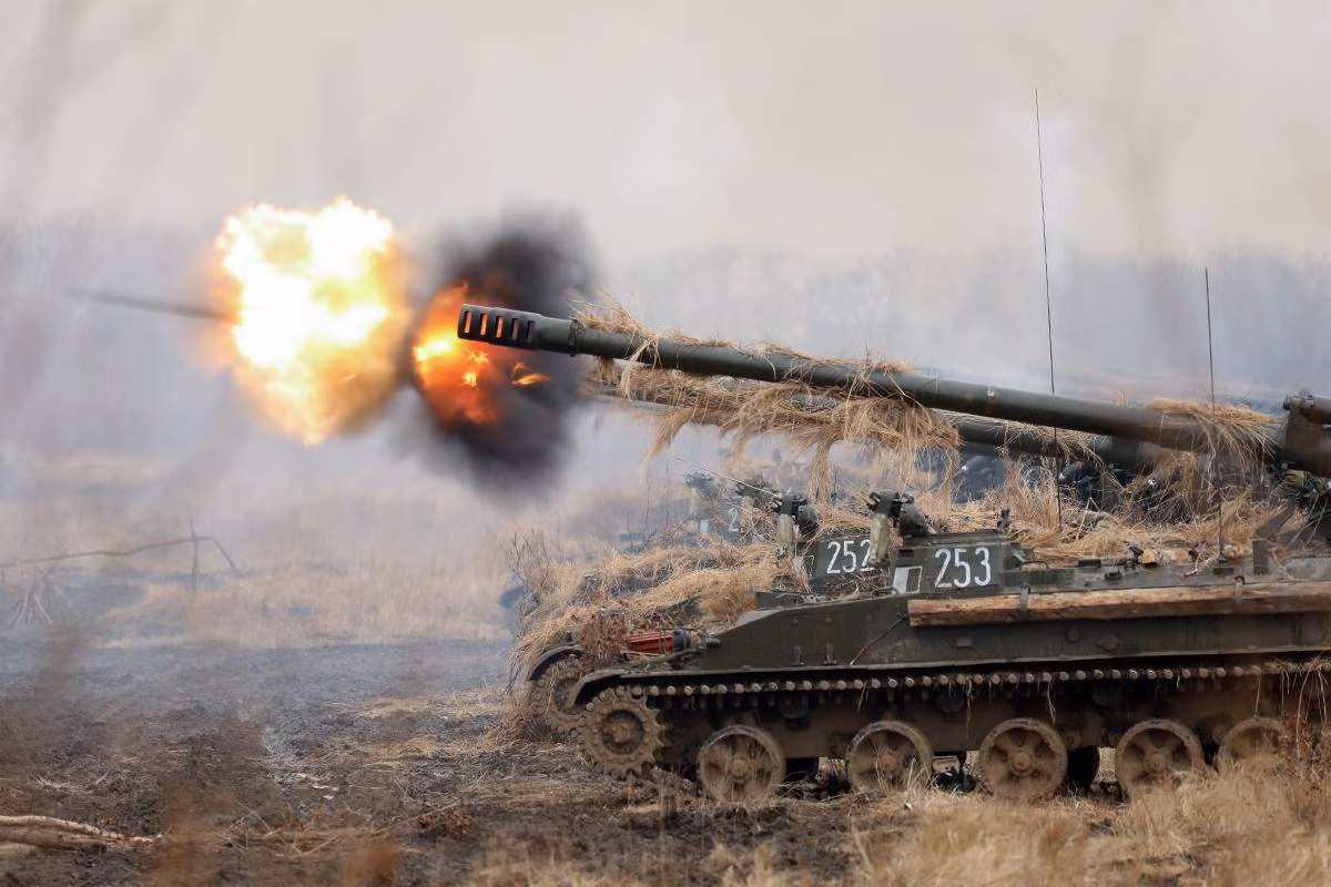 Ở Bakhmut, nếu quân Ukraine ẩn náu dưới hầm ngầm kiên cố, thì pháo binh Nga cần 100 quả đạn, mới có thể loại khỏi vòng chiến đấu một vài binh lính Ukraine. Nhưng khi Ukraine tập hợp quân tiếp viện ở hai cánh và không có công sự vững chắc che chắn, thì 100 viên đạn pháo của Nga có thể tiêu diệt và làm bị thương hàng chục quân Ukraine; hiệu quả sẽ tăng lên ít nhất 10 lần.