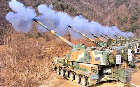 Mặc dù pháo tự hành Koalitsiya-SV hiện đang cung cấp cho Nga lợi thế so với các đối thủ NATO, nhưng có thể gặp bất lợi trước loại pháo tự hành của nước láng giềng Đông Á là Hàn Quốc với loại Thunder K-9, cũng là một đối thủ tương đương về hiệu suất. 