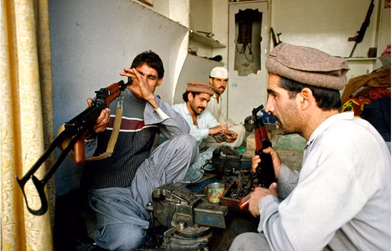 Đứng chót danh sách quốc gia sản xuất AK-47 tệ nhất là AK-47 của Pakistan, vì chúng chủ yếu được sản xuất ở các làng nhỏ, với những công cụ cơ bản. Theo chuyên gia Kalashnikov, 20 trong số 30 khẩu AK do Pakistan sản xuất, không thể bắn trúng mục tiêu cách xa 50 mét, vì đạn của chúng bay theo quỹ đạo không thể đoán trước. Nguồn ảnh: Ydex.