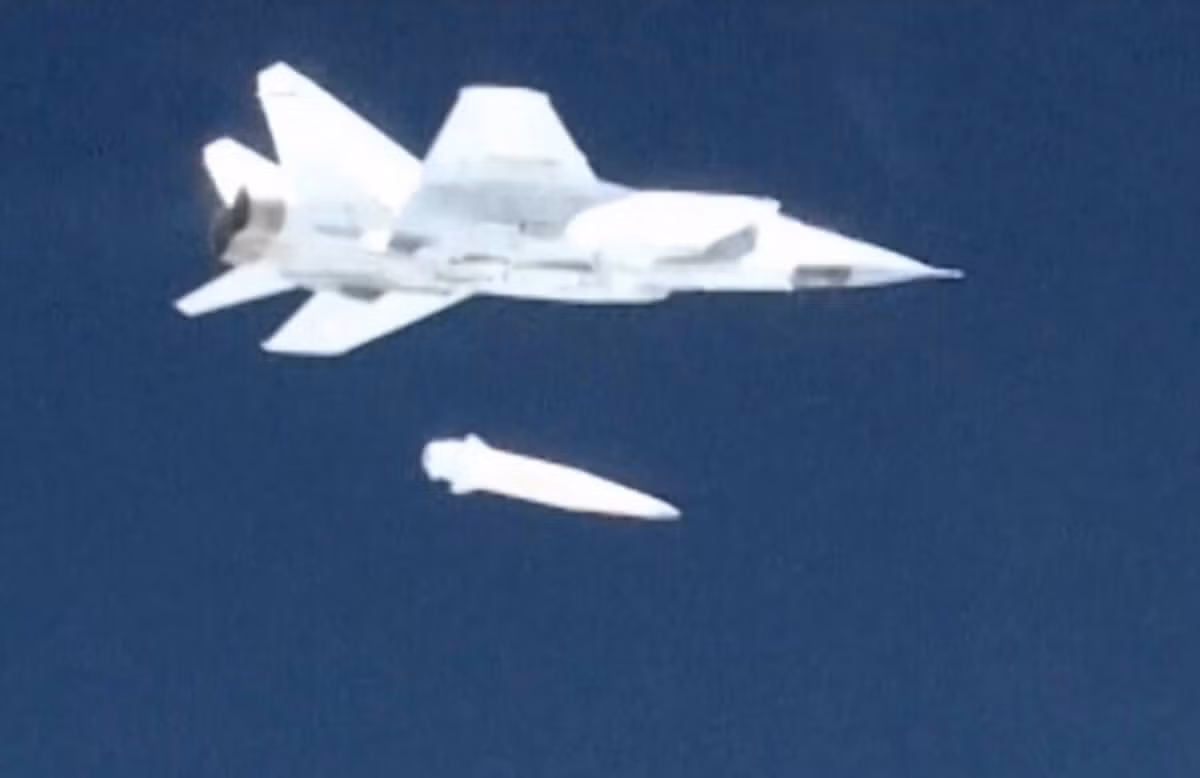 Để phóng tên lửa Kinzhal, MiG-31K cần phải có tốc độ, độ cao và tọa độ địa lý của trận địa phóng. Khi các thông số chính xác cần thiết cho việc phóng tên lửa đã được nạp, phi công điều khiển vũ khí sẽ phóng tên lửa vào quỹ đạo của nó.