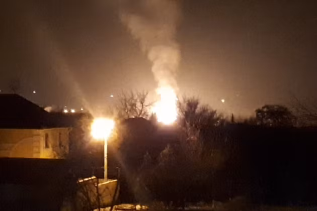 Mặc dù chưa có thông tin về thiệt hại do các cuộc pháo kích vừa qua của Quân đội Ukraine vào khu vực Lugansk, nhưng có thể nhìn thấy một đoạn đường ống dẫn khí đốt đã bị phá hủy. Kết quả là dẫn đến một vụ hỏa hoạn lớn, nhưng chưa được dập tắt.
