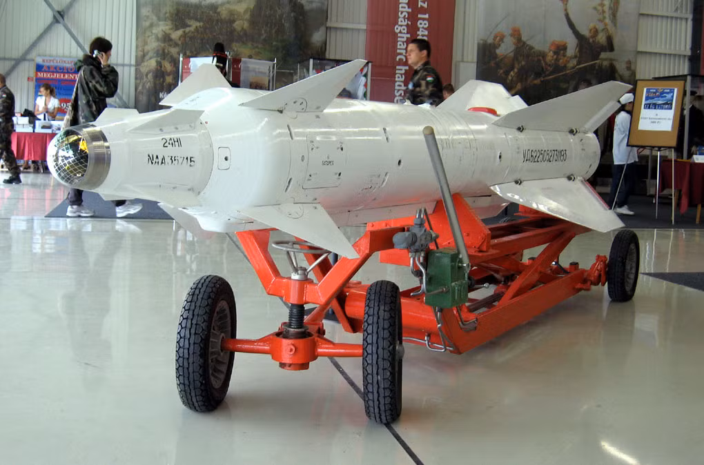 Ngoài ra, tên lửa Kh-29 còn sử dụng kết cấu động cơ và cánh nâng khí động học tiên tiến, giúp nâng cao khả năng bay và tầm bắn của tên lửa. Phần chiến đấu của tên lửa cũng được cải tiến, nâng cao sức phá hủy của Kh-29. 