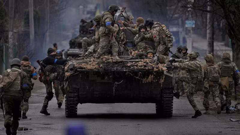 Giao tranh ác liệt ở miền đông đã dần làm tiêu hao sinh lực của Quân đội Ukraine. Kết quả là Quân đội Ukraine phải liên tục thay quân ở tuyến đầu, quân số phần lớn là những tân binh chưa qua huấn luyện chuyên sâu và chưa có kinh nghiệm chiến đấu. Do vậy, khả năng chiến đấu của các đơn vị Ukraine hiện đang là dấu hỏi?