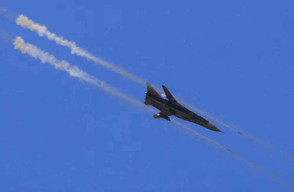 Su-24 cũng là loại chiến đấu cơ của Không quân Liên Xô khi đó được trang bị nhiều thiết bị điện tử hiện đại, để mang lại khả năng xuyên phá tốt hơn và hiệu quả hơn trong mọi thời tiết và nhiệm vụ. Ví dụ Su-24 được trang bị hệ thống tích hợp số dẫn đường/tấn công; tuy nhiên khả năng chiến đấu tự vệ trên không của Su-24 rất yếu. 