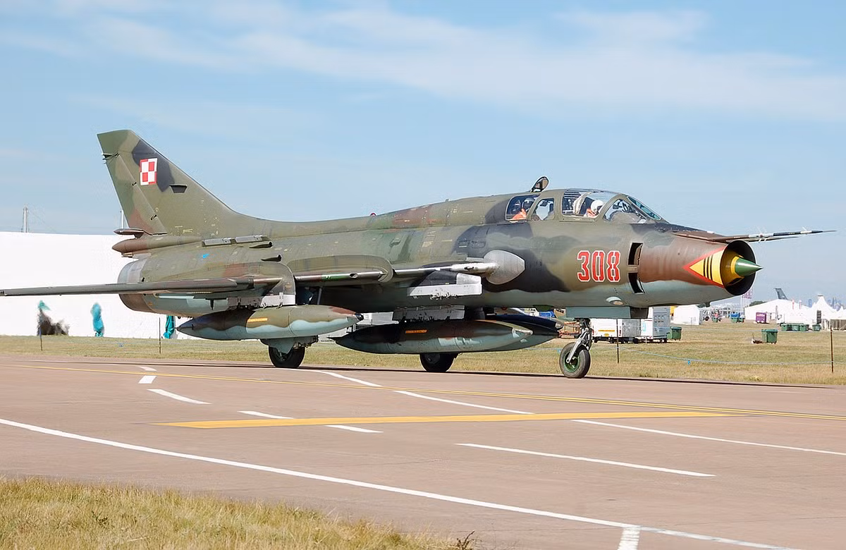 Lúc này Phòng thiết kế Sukhoi cũng đồng thời phát triển hai mẫu tiêm kích bom là Su-17 và Su-24, trên cơ sở mẫu máy bay chiến đấu Su-7 gần như cùng một lúc. Ảnh: Tiêm kích bom Su-17 của Không quân Croatia.