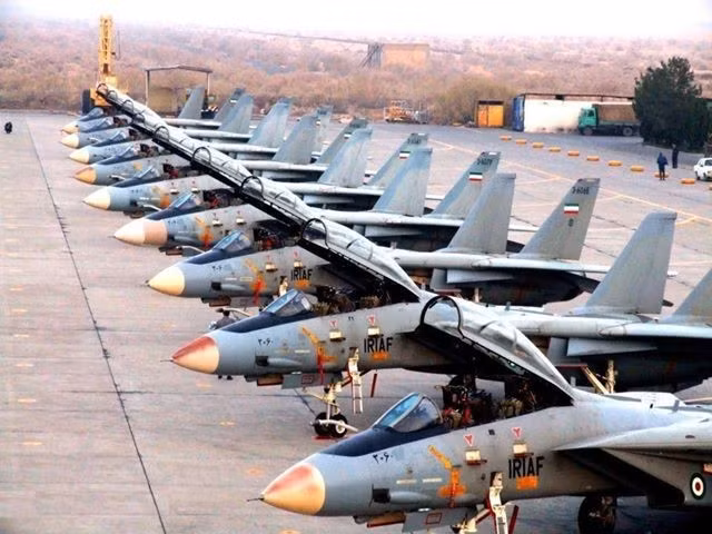 Vì vậy, cho đến nay, chỉ có 79 máy bay chiến đấu F-14 Tomcat và 27 chiếc MiG-29, mới thực sự “đại diện” cho sức mạnh của Không quân Iran; hiệu suất của hai máy bay chiến đấu này thuộc ngang hàng với máy bay thế hệ thứ tư. 